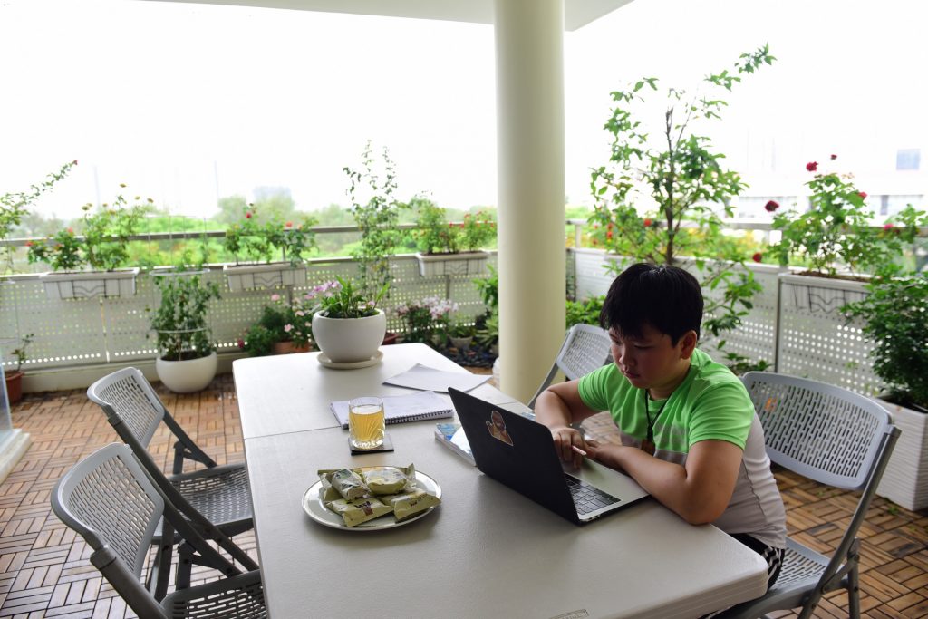 Hay nhiều phụ huynh cũng “hô biến” ban công thành những góc học tập giữa thiên nhiên, chan hoà ánh sáng tự nhiên cho con trẻ. Theo các nghiên cứu khoa học, màu xanh lá cây có mối liên hệ đặc biệt với thần kinh của trẻ, tăng cường sự tập trung, khả năng tư duy và khơi gợi hứng thú khám phá.