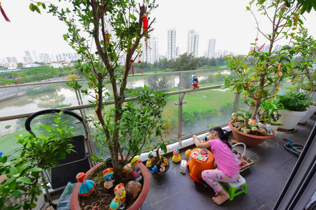 Sống ở căn hộ, nhưng gia đình vẫn có những “khoảng sân riêng” vô cùng thú vị để bé “không mòn Ipad” trong mùa hè “dài nhất lịch sử”.