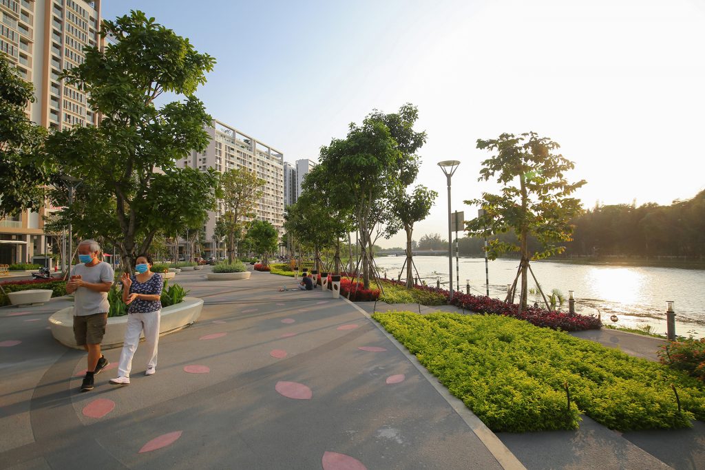 Thiên nhiên trao gửi một bầu không khí trong lành với khí sông, gió mát cộng với mật độ cây xanh dày đặc nên nhiệt độ ở Phú Mỹ Hưng khá dễ chịu.