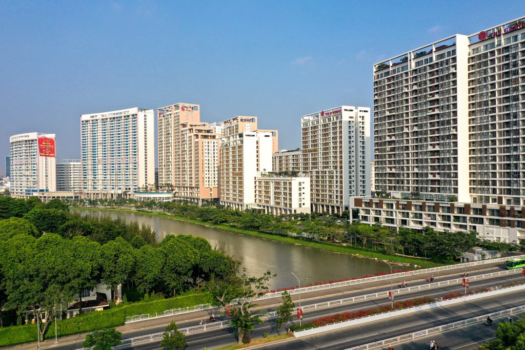 Dự án Midtown được Phú Mỹ Hưng liên doanh với đối tác Nhật Bản và phát triển dựa trên ý tưởng từ các khu phức hợp nổi tiếng thế giới như Tokyo Midtown, Midtown Manhattan. ¾ hợp phần của dự án này đã đi vào hoạt động, trở thành “tâm điểm” của khu Nam Viên Phú Mỹ Hưng.