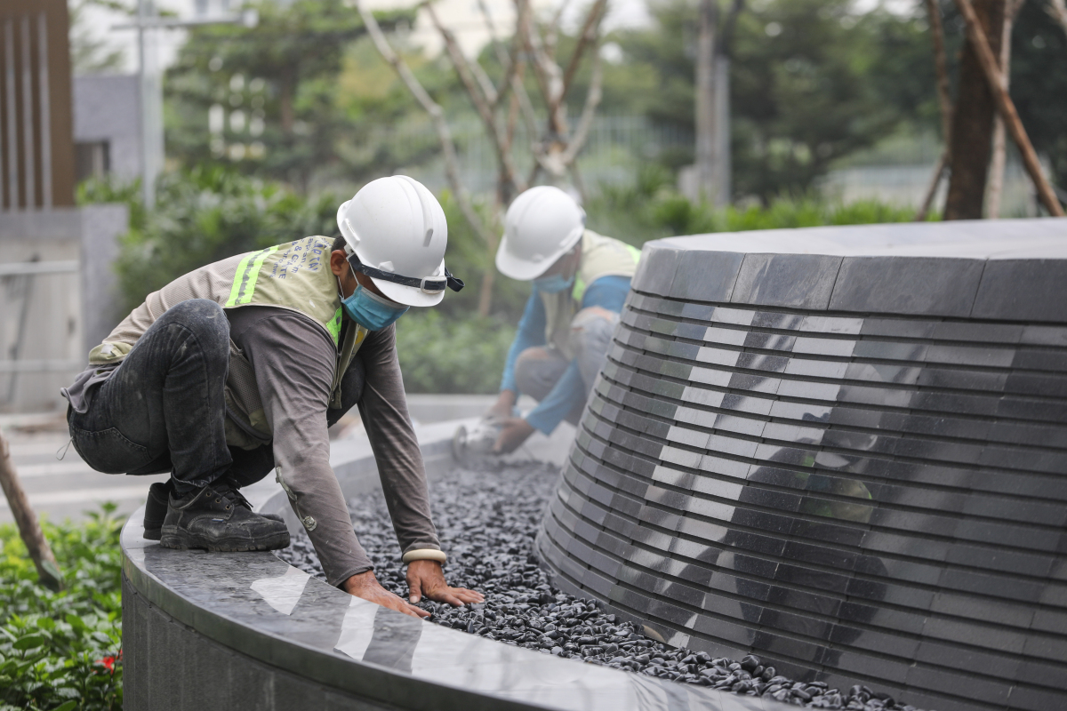 Hiện tại, toàn bộ khối lượng công việc công nhân thực hiện tập trung ở phần hoàn thiện trang trí ngoại vi, cảnh quan và vệ sinh công nghiệp cho toàn công trình.