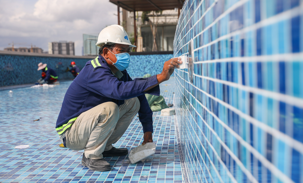 Khu hồ bơi sau khi tích nước và thử quy trình vận hành kỹ thuật thành công đang được vệ sinh để chuẩn bị đưa vào hoạt động.
