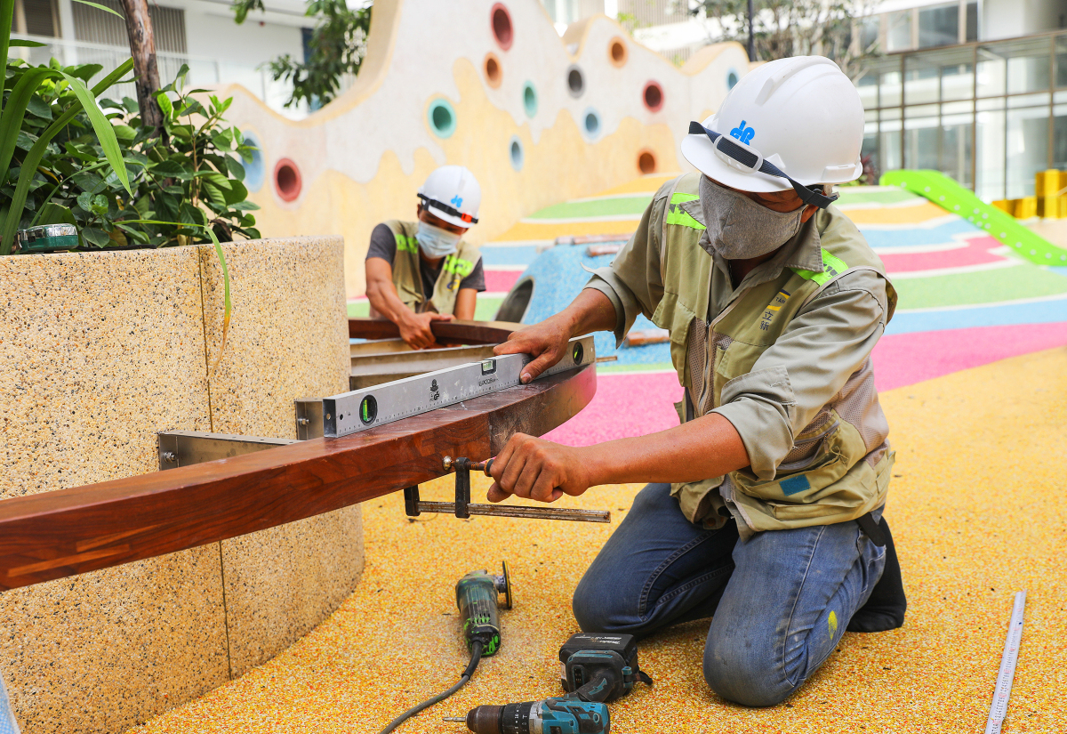 Công nhân lắp đặt những thiết bị cuối cùng tại khu vui chơi trẻ em tại tầng 6 của công trình. Chuỗi tiện ích như hồ bơi, khu tập gym, khu vui chơi trẻ em... được bố trí hợp lý, tăng sự thuận tiện trong sử dụng cho cư dân mọi lứa tuổi.