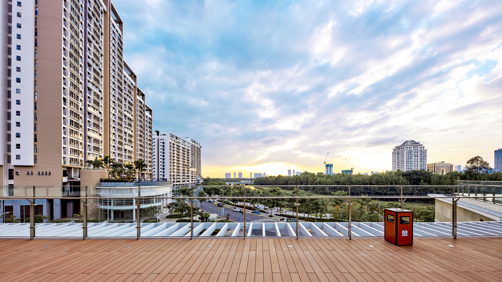 Cầu đi bộ trên không tại Midtown The Peak