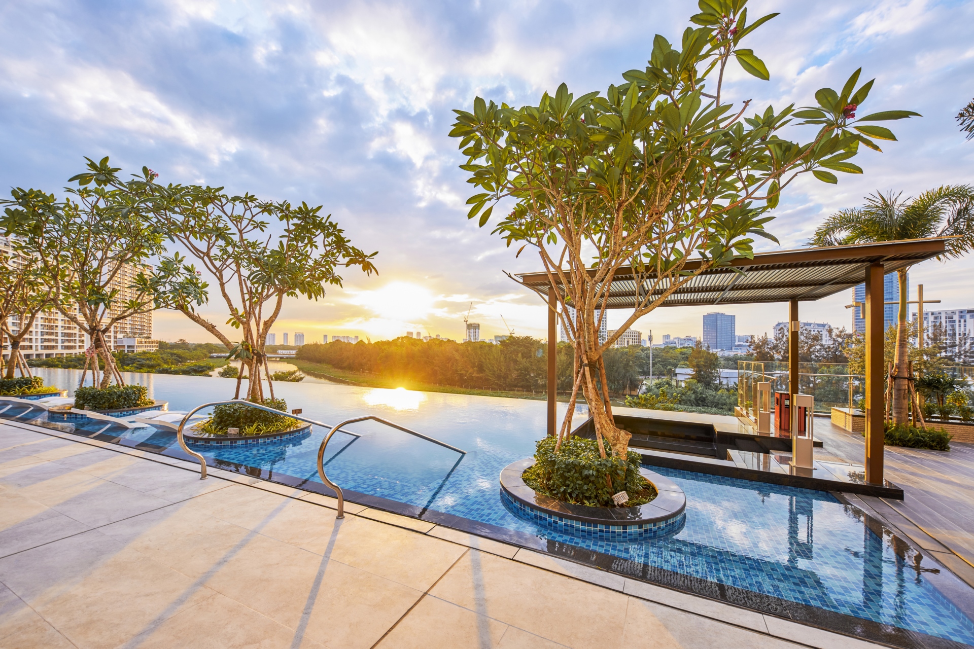 Khu hồ bơi vô cực tại Midtown The Peak