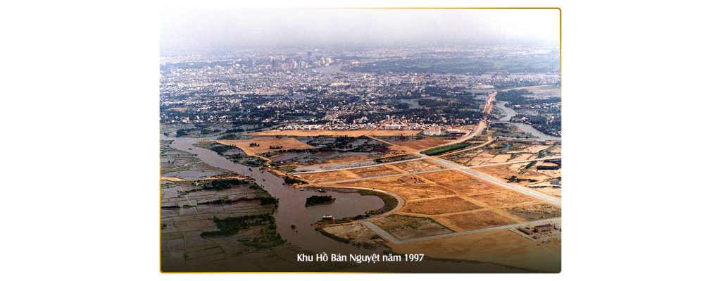 Hồ Bán Nguyệt năm 1997