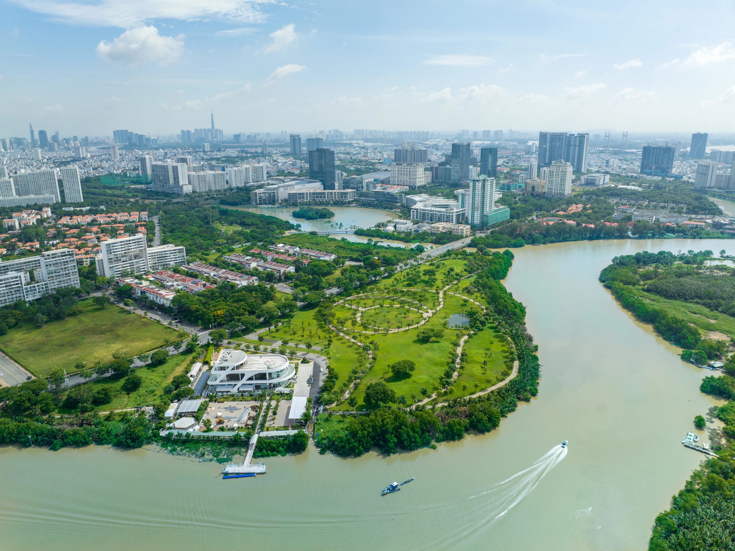 Tiến độ thực tế của dự án Phu My Hung The Horizon; chủ đầu tư áp dụng hình thức “xây xong mới bán”.