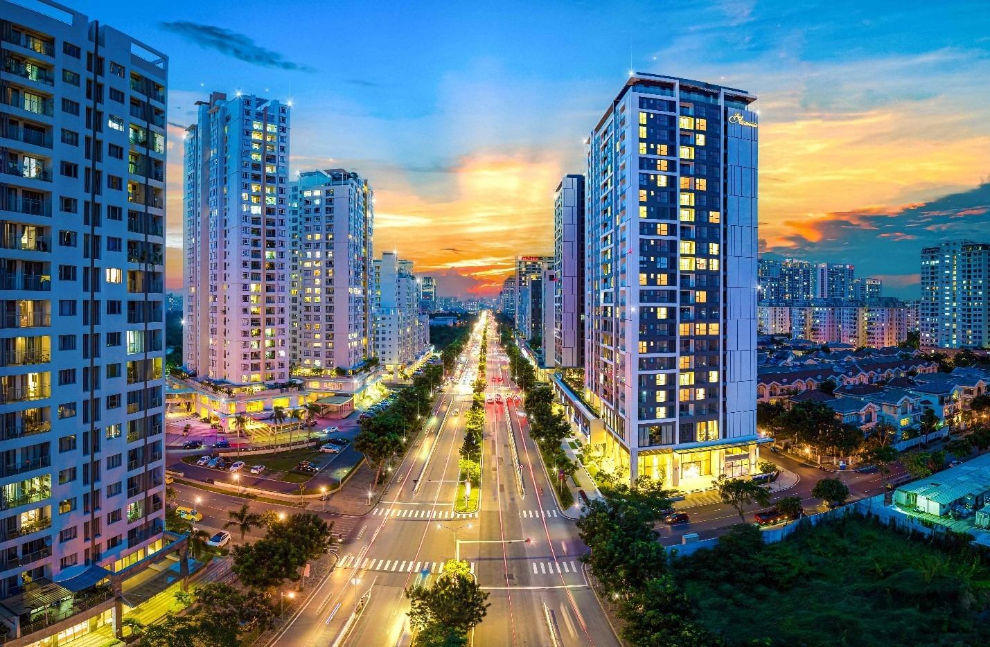 Tuyến phố thương mại Nguyễn Lương Bằng dài 3km được mệnh danh là "Broadway Phú Mỹ Hưng"